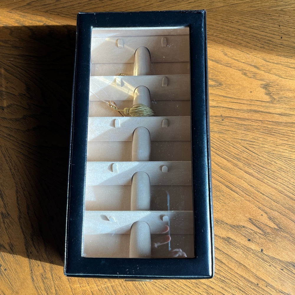 Wolf leather glasses display case